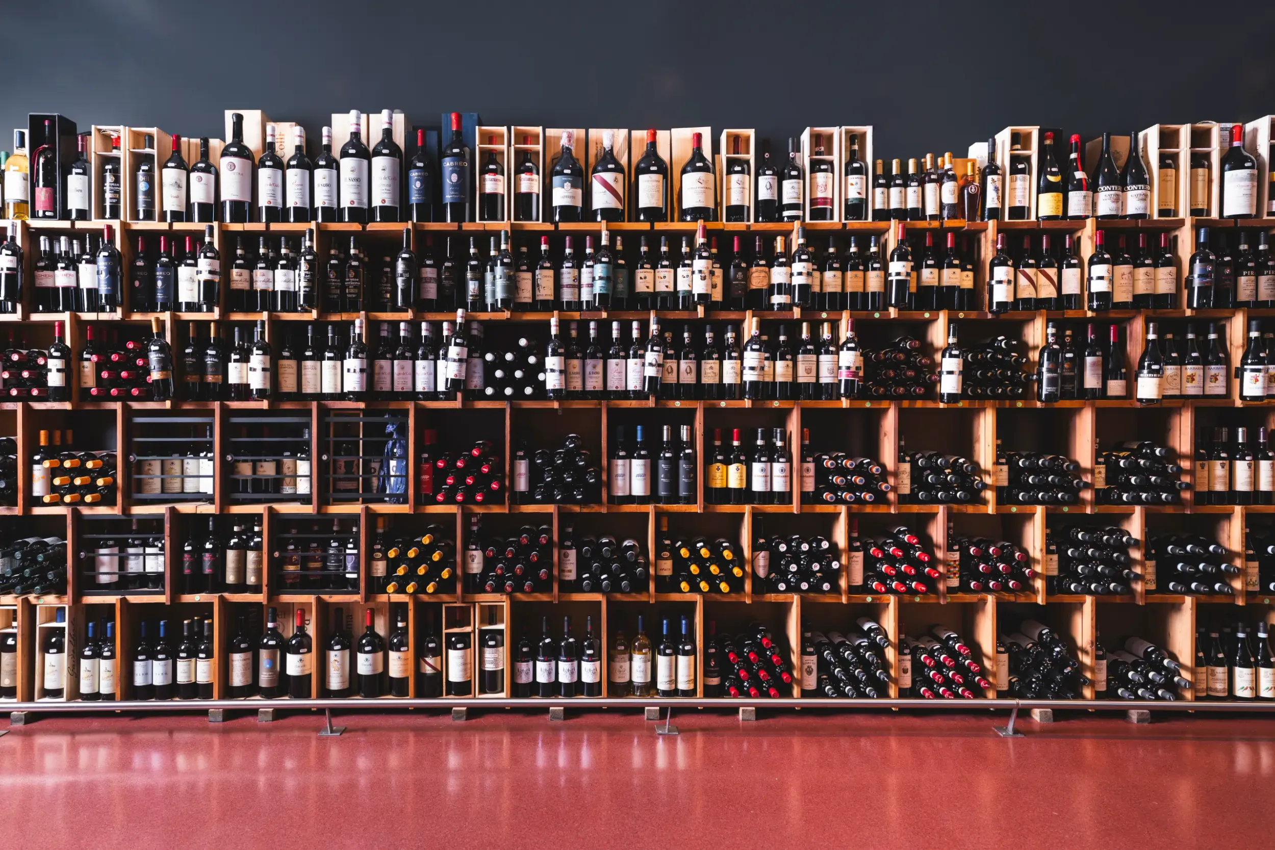 Hofer Market Sterzing - Weinregal im Eingangsbereich