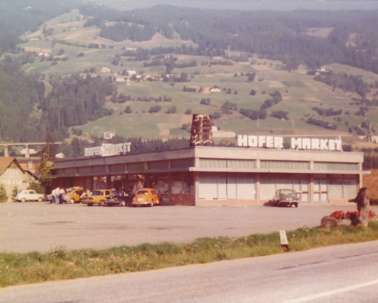 Auf dem Bild sieht man wie der Hofer Market in den 1960ern ausgesehen hat.