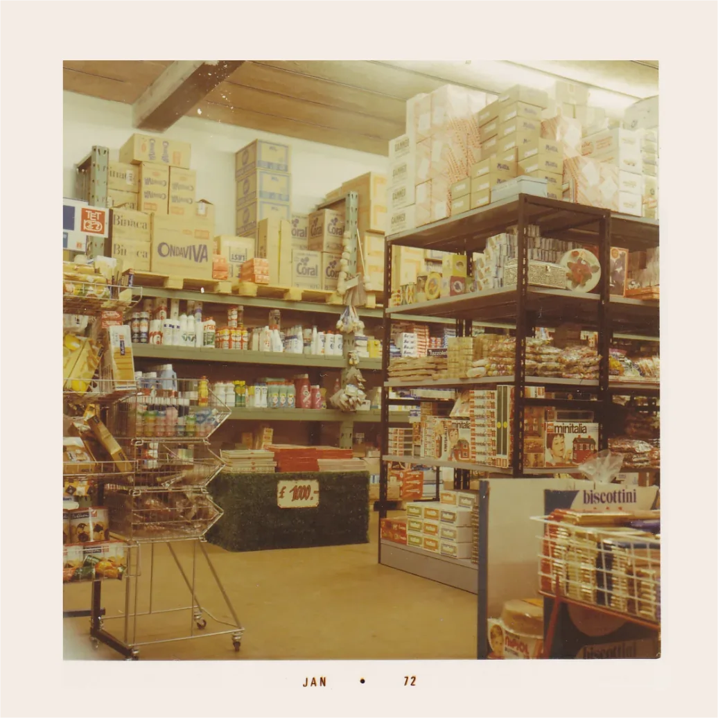 Man sieht Regale im Inneren des Hofer Market im Jahr 1972.