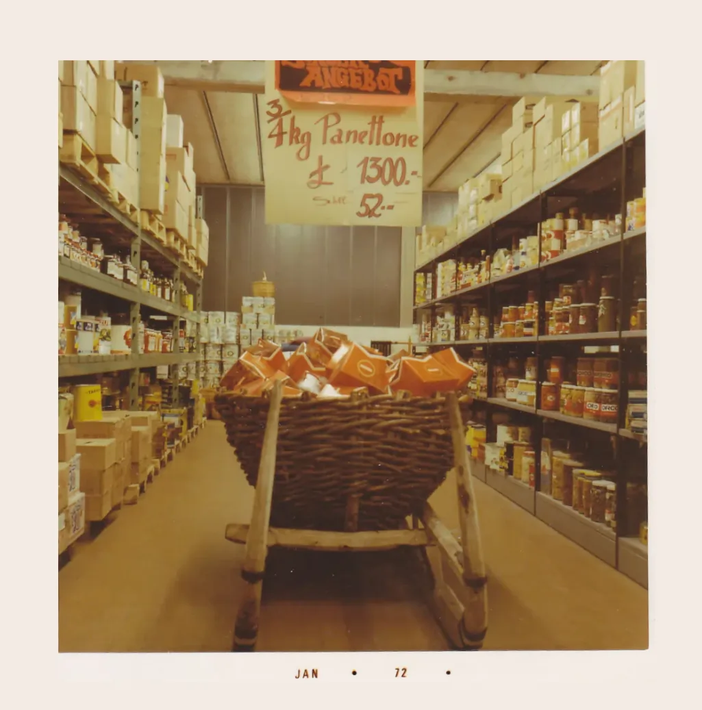  Man sieht Regale  und einen großen Korb im Inneren des Hofer Market im Jahr 1972.