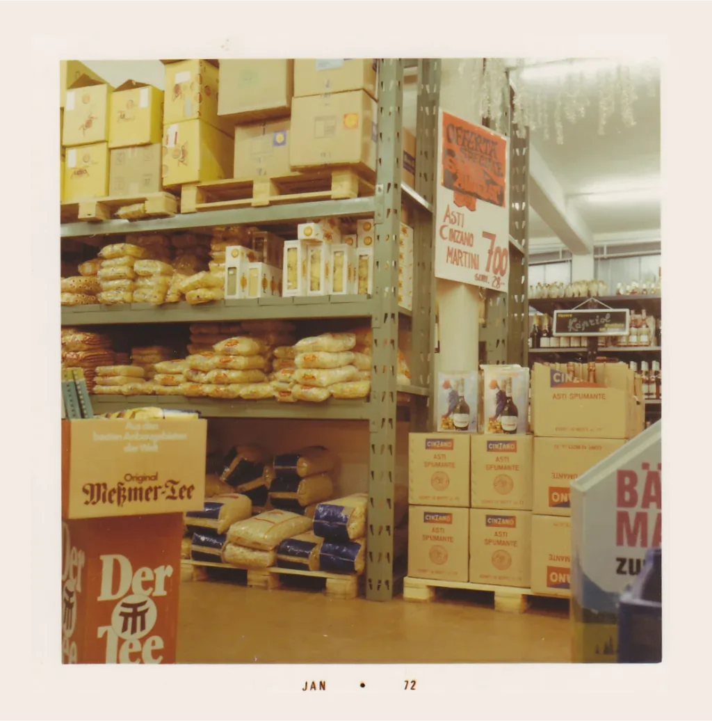 Man sieht Regale und Produkte im Inneren des Hofer Market im Jahr 1972.