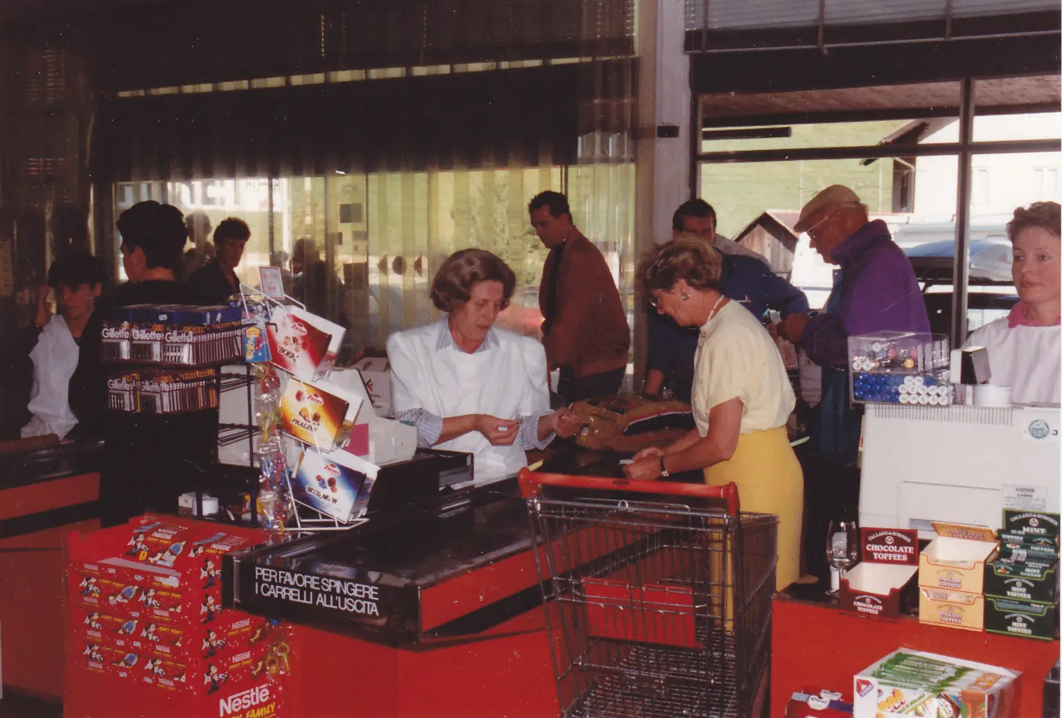 Die Kassa 1988 im Hofer Market mit Kunden und Angestellten.