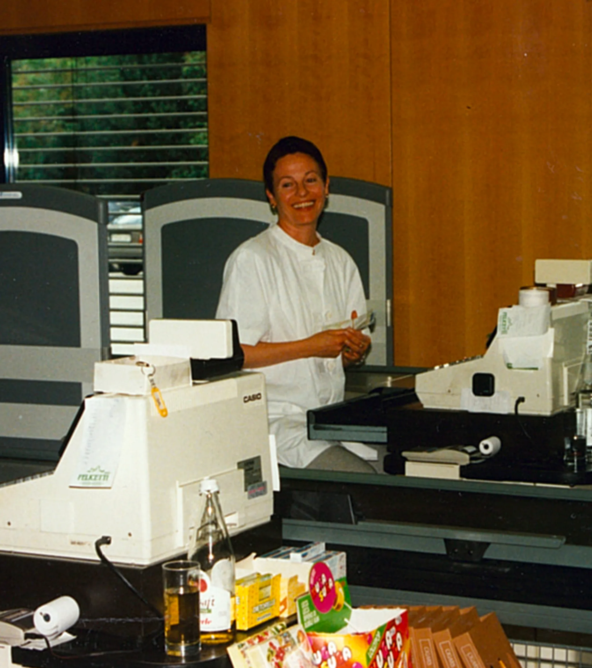 Toni Hofer vor einem Barolo Fass.