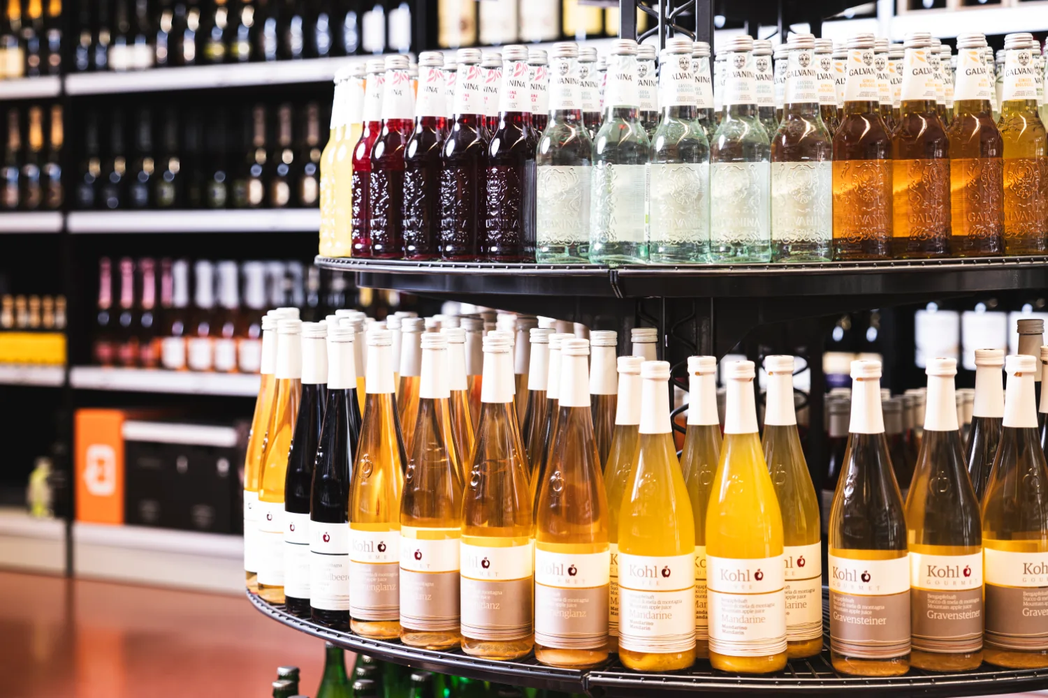 Auf dem Bild is ein Regal mit verschiedenen Säften zu sehen.