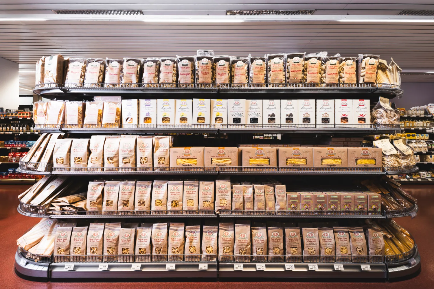 Auf dem Bild sieht man ein großes Regal mit einer großen Auswahl an Pasta.