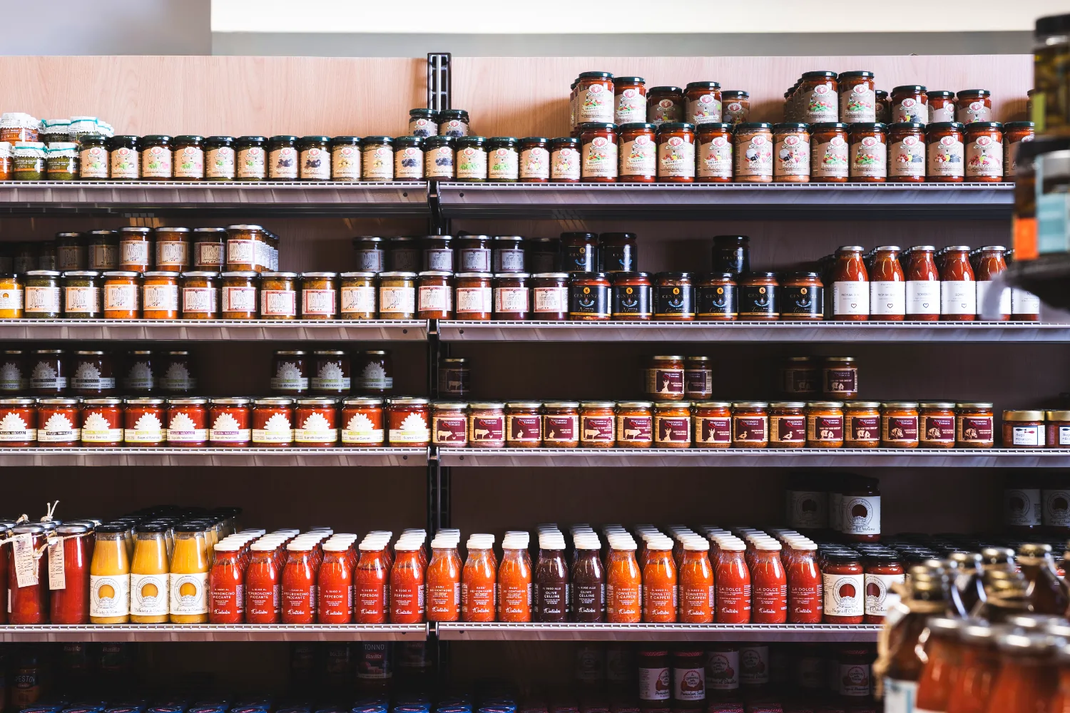 Das Bild zeigt ein Regal mit einer Auswahl verschiedener Saucen.