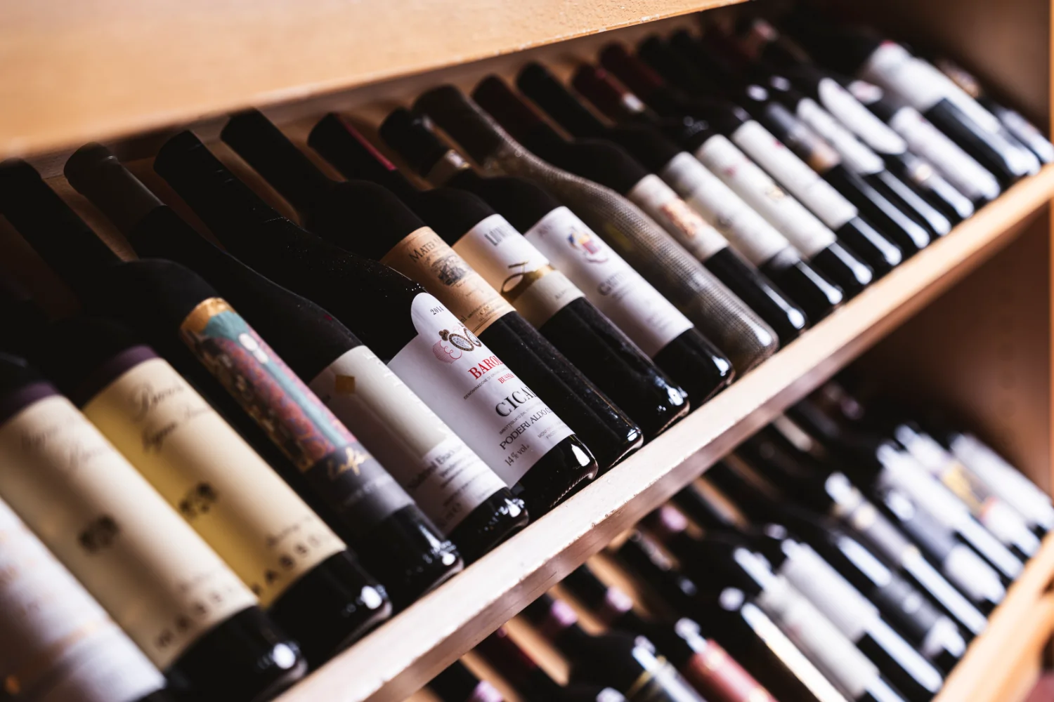 Auf dem Bild sieht man eine Detailansicht eines Weinregals mit Rotwein.